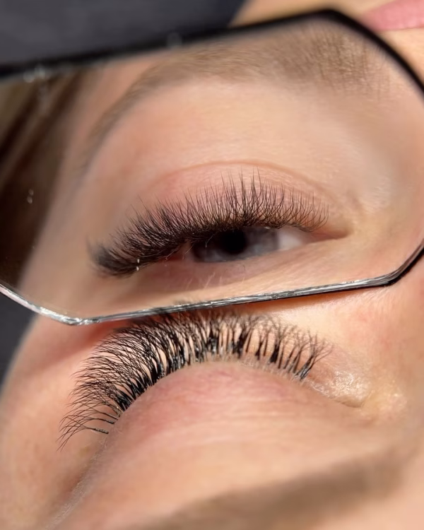 Fluffiges 4D Volumenset 🫶🏼

Individuell auf die Augenform abgestimmt – für einen ausdrucksstarken und den...
