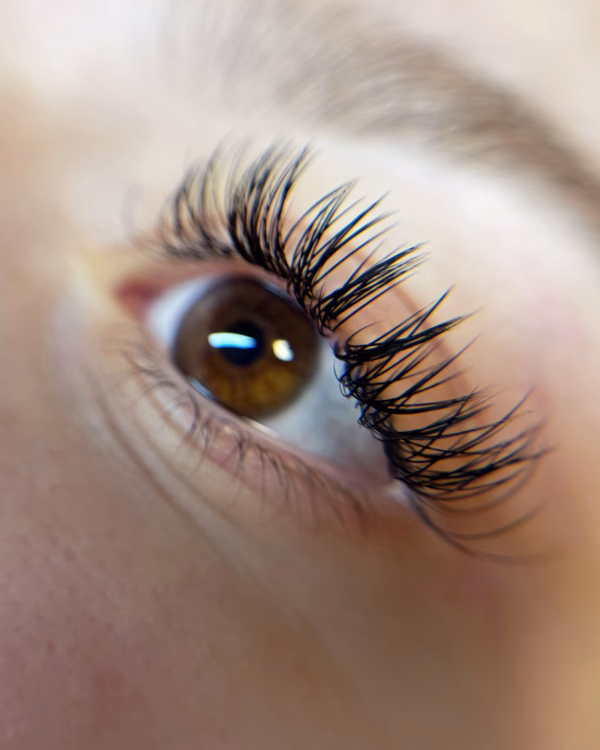 1:1 Wimpernverlängerung – Neuset 🤍

Einzeln gesetzte Extensions für einen definierten, natürlichen Look mi...