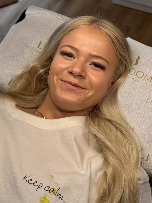 Kundin mit einer professionellen Volumen (4D–6D) Wimpernverlängerung für einen ausdrucksstarken Wimpernlook.