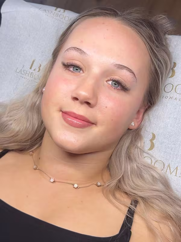 Kundin nach einer Wimpernverlängerung mit natürlich betonten und harmonischen Wimpern.