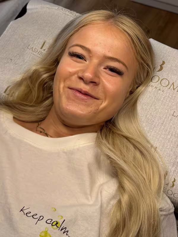 Kundin nach einer Volumen (4D–6D) Wimpernverlängerung bei Jennique Beauty in Hürtgenwald.