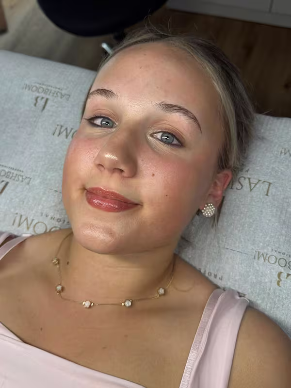 Kundin vor einer Classic (1:1) Wimpernverlängerung mit unbehandelten Naturwimpern.