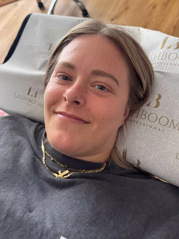 Kundin vor einer professionellen Volumen (4D–6D) Wimpernverlängerung bei Jennique Beauty.