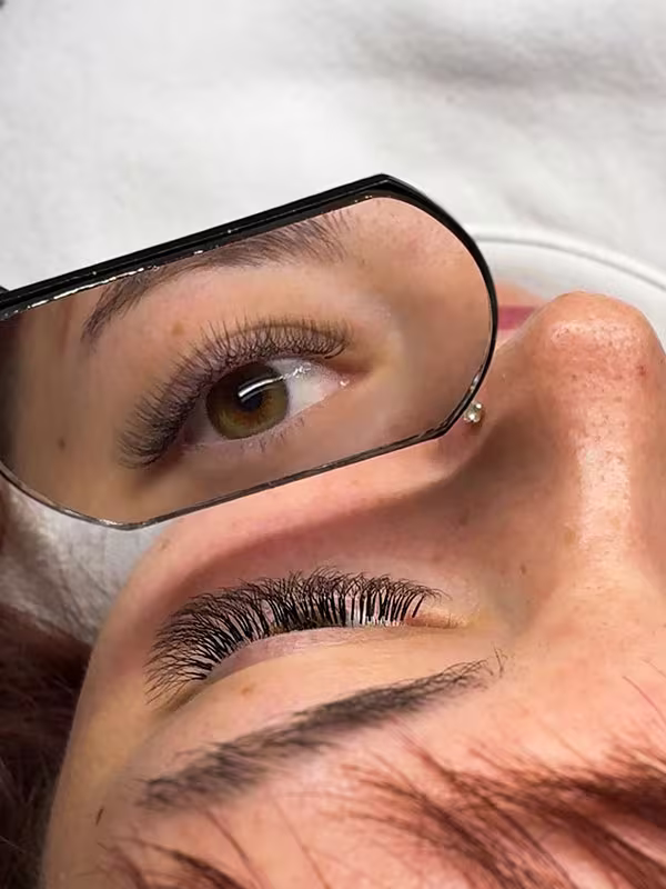 Detailaufnahme einer Soft Volumen Wimpernverlängerung mit feinen 2D–3D Volumenfächern.