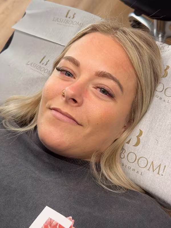 Individuell abgestimmte Volumen (4D–6D) Wimpernverlängerung für einen glamourösen Augenaufschlag.