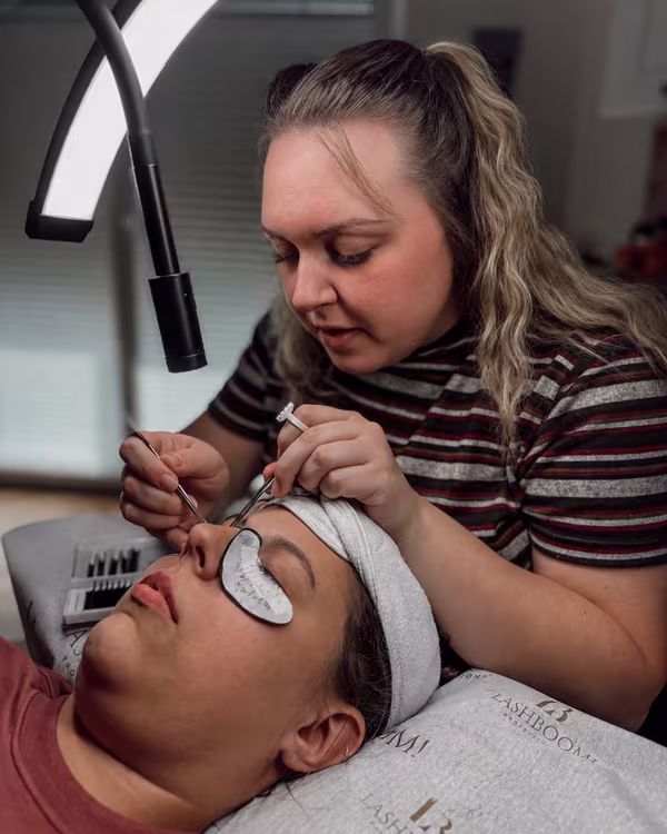 Jennique Beauty bei der präzisen Anwendung von Wimpernextensions an einer Kundin