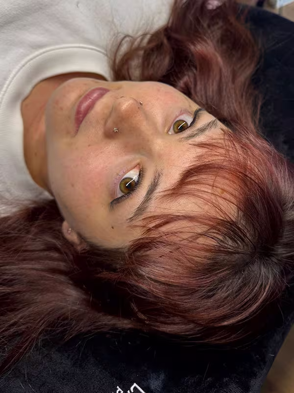 Kundin mit einer individuell angepassten Soft Volumen Wimpernverlängerung für einen natürlichen Wimpernlook.