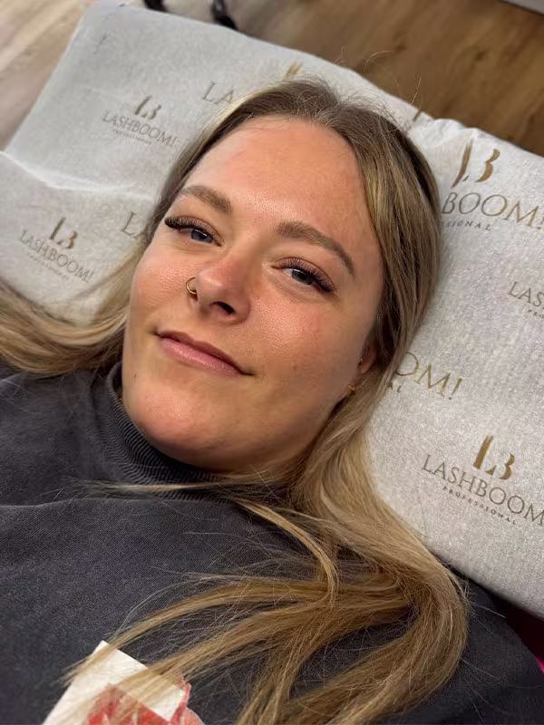 Ergebnis einer Volumen (4D–6D) Wimpernverlängerung mit intensivem und glamourösem Wimpernlook.