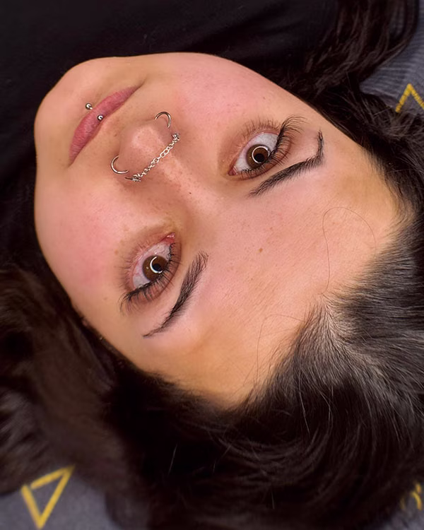 Classic 1:1 Wimpernverlängerung mit natürlichem Ergebnis bei einer Kundin von Jennique Beauty.