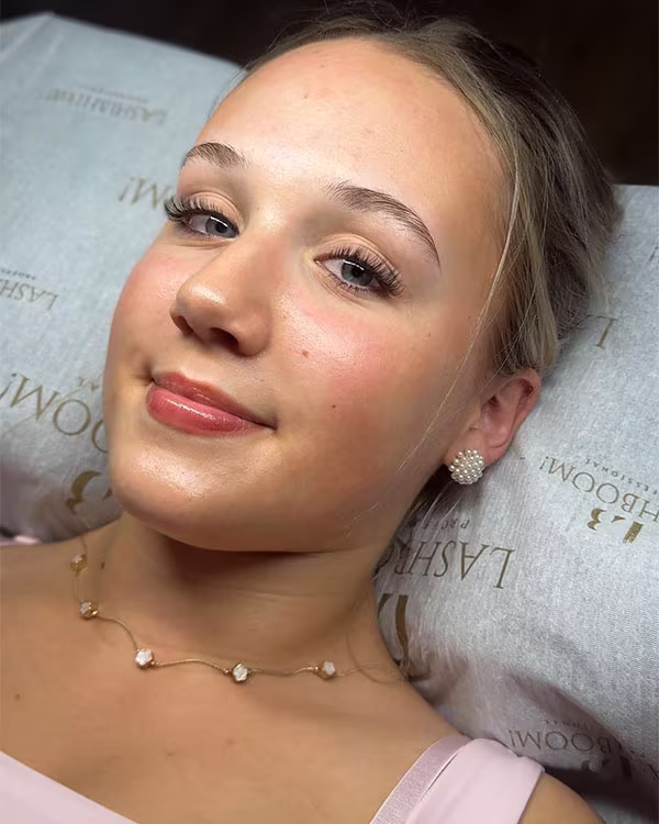 Classic 1:1 Wimpernverlängerung für einen natürlichen und ausdrucksstarken Blick.