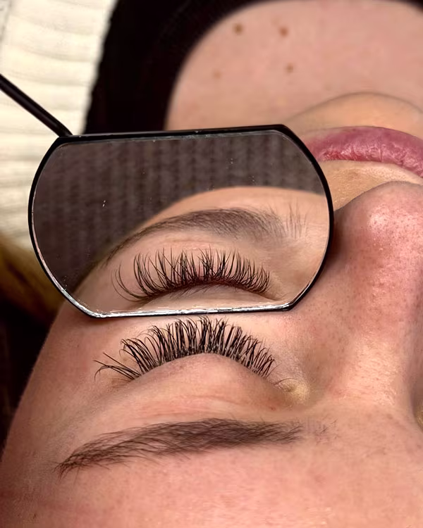 Classic 1:1 Wimpernverlängerung im Spiegel – gleichmäßige und natürliche Applikation.