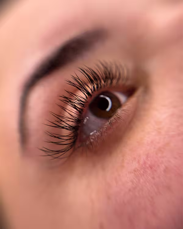 Makroaufnahme einer Classic 1:1 Wimpernverlängerung mit natürlichem Wimpernkranz.