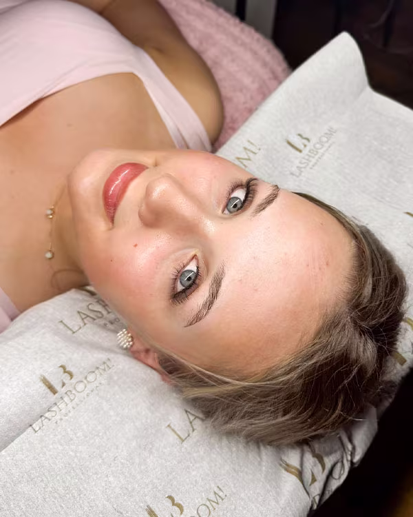 Natürliches Ergebnis einer Classic 1:1 Wimpernverlängerung nach der Behandlung.