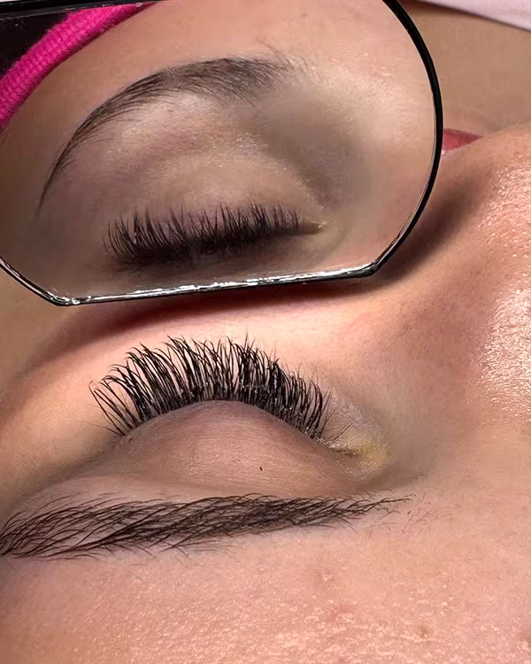 Nahaufnahme einer Classic 1:1 Wimpernverlängerung mit einzeln applizierten Extensions.