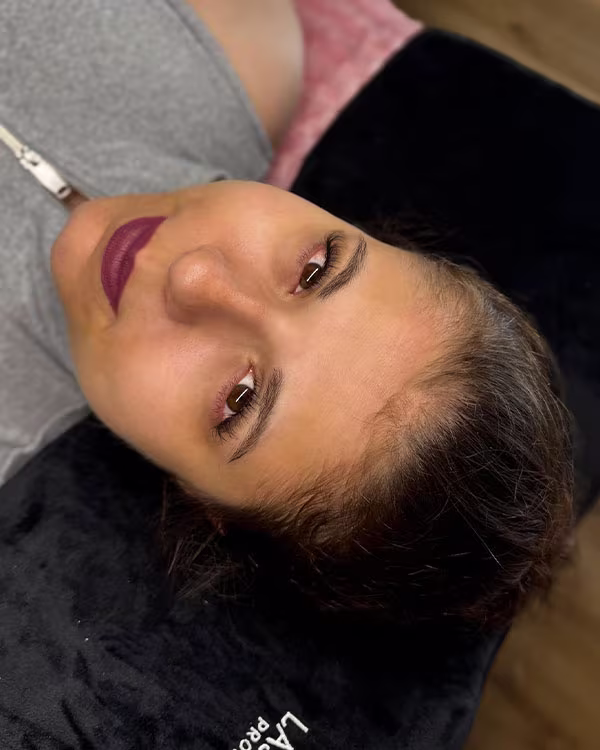 Fertige Classic 1:1 Wimpernverlängerung mit dezentem und gepflegtem Look.